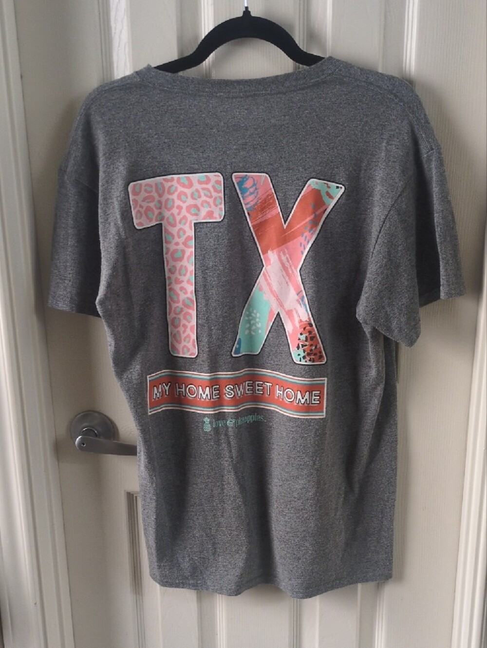 Love And Pineapples EST 20016 Ladies Size Medium - Picture 2 of 2